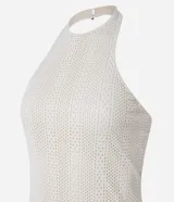 Vestido midi color crema con textura de malla, escote halter y espalda descubierta.