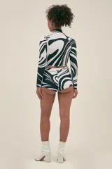 Boyshort de bikini con diseño en tonos blanco y negro, de tiro alto y cobertura media.