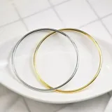 Pulsera rígida plateada de acero quirúrgico.