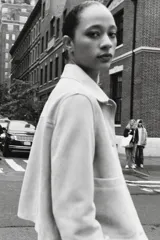 Chaqueta de mujer realizada en piel de ante color beige. Tiene cuello solapa, manga larga, bolsillos de plastrón en delantero y cierre frontal con botones.