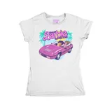 Remera blanca entallada de algodón con estampado de Barbie manejando un auto rosa descapotable.
