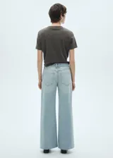 Pantalón de jean celeste de corte culotte, tiro medio, diseño crop y cinco bolsillos.