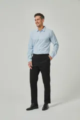 Pantalón chino azul marino de corte recto con bolsillos laterales y traseros.