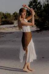 Vestido largo de color blanco, con escote en V pronunciado y tiras largas que permiten anudarlo de múltiples formas. Presenta tajo en ambos laterales y forro interno.