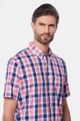 Camisa de manga corta con estampado a cuadros en tonos azul, rosa y blanco.