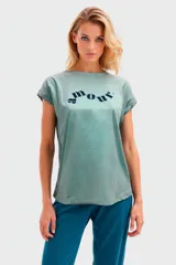 Remera negra con estampado frontal con la frase "I'm not like the rest I'm better" y labios estampados.
