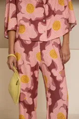 Camisa confeccionada en algodón con estampado de flores color rosa y marrón. Cuello mao con detalle de volado y manga tres cuartos.