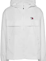 Cortavientos blanco de nailon reciclado con capucha ajustable, cierre de cremallera, bolsillos laterales con cremallera y logo de Tommy Jeans en el pecho.