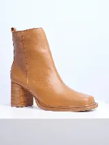 Bota corta color beige de gamuza, con puntera cuadrada y taco de madera.