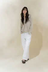 Pantalón de lino color blanco, de corte recto y tiro medio.