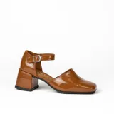 Zapato de cuero vacuno color negro con textura croco, con talón cubierto, pulsera con hebilla y taco de madera forrado en cuero.