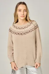 Sweater tejido color verde agua con cuello redondo y diseño de ochos con detalles rosados en la parte superior.