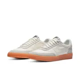 Championes Nike Killshot 2 Leather color crema con detalles en gris y suela color caramelo.
