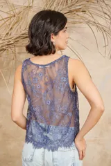 Musculosa de encaje color azul zafiro con diseño floral, cuello redondo y calce holgado.