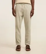 Pantalón relaxed de hombre confeccionado en tejido oxford de algodón color beige, con trabillas en la cintura y cordón para lazo.