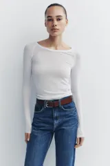 Pantalón de jean celeste de tiro alto, corte recto, con cinco bolsillos y cierre frontal con cremallera y botón metálico.