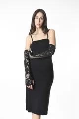Guantes negros largos de encaje que dejan los dedos al descubierto, combinando elegancia y sofisticación.