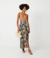 Pollera larga de viscosa con estampado tropical, abertura frontal y cinturón de cuerda.