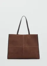 Bolso tipo shopper de piel de serraje color marrón, con diseño de paneles cosidos en el frente y bordes ribeteados en cuero liso oscuro. Posee dos asas de hombro de cuero liso oscuro y cierre de botón magnético.
