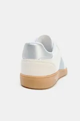 Zapatillas deportivas blancas con detalles en celeste y suela color caramelo.