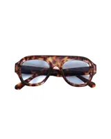 Lentes de sol con montura gruesa de carey y forma aviador.