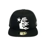 Gorro negro de visera plana con logo de Hellstar bordado en blanco en el frente. El diseño incluye una estrella, un rostro y llamas.