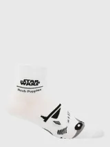 Calcetines cortos blancos con diseño gráfico del casco de un Stormtrooper de Star Wars y logos de Star Wars y Hush Puppies en el tobillo.