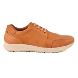 Zapato casual color tostado con cierre de cordones, diseño ergonómico y suela cómoda.