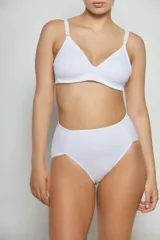 Corpiño blanco sin aro, de tricot con preformado en las tazas y breteles anchos regulables.