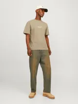 Camiseta color beige de manga corta y cuello redondo con fit relajado. Estampado en relieve con la leyenda "Originals Studio brought to you by Jack&Jones designed in Copenhagen".