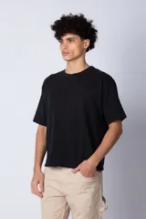 Remera color crudo de corte cuadrado y holgado, con cuello redondo y mangas cortas. Confeccionada en algodón pesado.