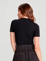 Camiseta verde claro de tela acanalada, con cuello alto y mangas cortas.