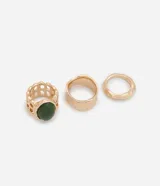 Set de tres anillos dorados con diferentes diseños y texturas. Uno de los anillos tiene una piedra verde ovalada.