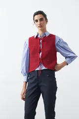 Pantalón de vestir negro de corte clásico, recto y levemente entallado, con largo hasta el tobillo.