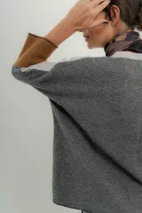 Sweater combinado escote en Ve 100% lambswool italiano. Tiene un fit holgado acentuado por los tajos laterales y mangas al codo.