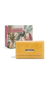 Billetera mediana color rosado, con tapa y cierre a presión. Presenta múltiples compartimentos interiores para tarjetas y billetes, y un bolsillo exterior con cierre en la parte posterior.