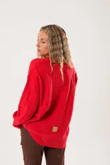 Buzo oversize rojo de tejido sintético con cuello redondo y manga larga.