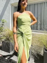 Vestido largo verde manzana de crepé plumetí, con escote en pico y falda tipo pareo regulable.
