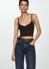 Pantalón de jean azul oscuro de corte recto, tiro alto y cinco bolsillos.