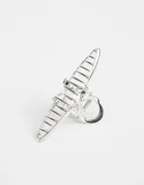 Broche metálico plateado para el pelo con forma de moño.