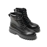 Borcego negro de cuero sintético con caña media, base con plataforma y cordones con ojales metálicos. Interior sintético con efecto piel y cierre lateral.