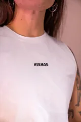 Musculosa blanca de algodón elastizado con logo estampado en el frente.
