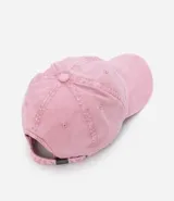 Gorro de béisbol marrón liso, con visera curva y correa ajustable en la parte posterior.