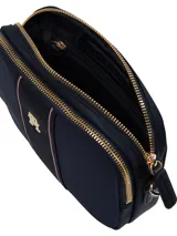 Bandolera Tommy Hilfiger color azul marino, con correa de tela ajustable y extraíble, cierre de cremallera, bolsillo interior con cremallera, bolsillo exterior con cremallera e insignia del monograma TH en la parte delantera.