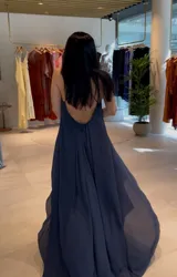 Vestido largo azul marino con breteles finos y escote en V.