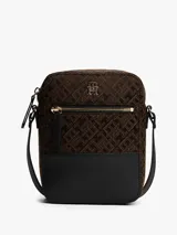 Cartera bandolera Tommy Hilfiger, color marrón con monograma de la marca en jacquard y base de cuero sintético negro. Tiene correa ajustable, compartimento principal con cierre y bolsillo externo con cierre.
