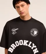 Remera negra de poliéster con corte oversized, cuello redondo, manga corta y estampa frontal con lettering y logo de Notorius BIG.