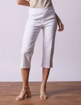 Pantalón capri de algodón denim azul, marca Ruby Rd. con pretina ancha elastizada, bolsillos simulados delanteros y bolsillos aplicados traseros.