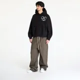 Buzo hoodie negro de corte holgado, con capucha ajustable con cordón y bolsillo tipo canguro. Estampado circular con el logo de Carhartt WIP en el pecho.
