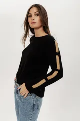 Buzo negro de punto en lanilla con diseño de ochos, corte tipo remera y cuello a la base.